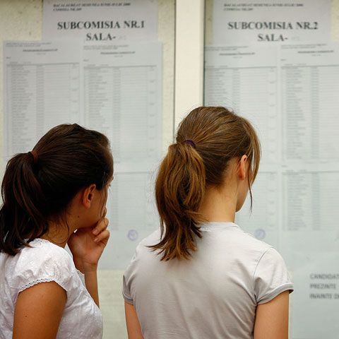 Peste 2.600 de absolvenţi de gimnaziu din Capitală au candidat la liceu cu medii mai mari de 9