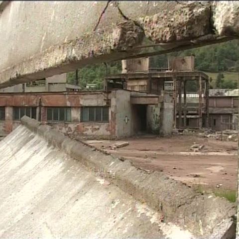 Tone de substanţe periculoase sunt depozitate necorespunzător într-o hală din Zlatna