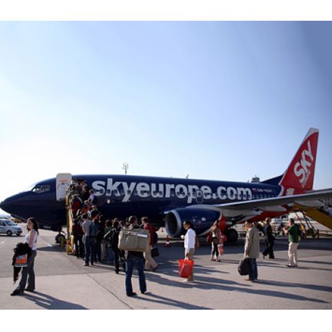 Zeci de pasageri au fost abandonaţi pe Aeroportul Băneasa, după ce avionul nu a mai putut decola