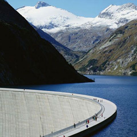 Romania's major electricity suppliers warn about including Electrica in the two power companies