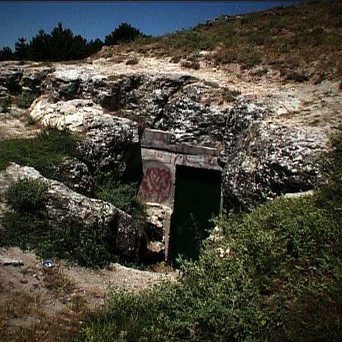 Straturile de calcar şi galeriile-labirin fac din Limanu o peşteră unică în România