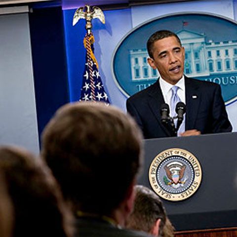 Obama continuă să mai fumeze din când în când, deşi a semnat o lege antifumat