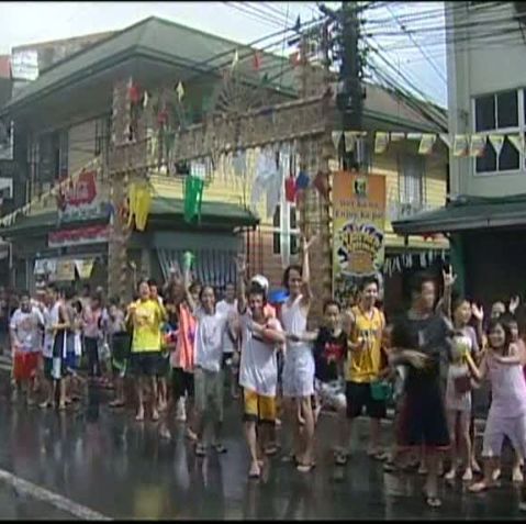 Locuitorii unui orăşel din Filipine îl sărbătoresc pe Sfântul Ioan Botezătorul cu o bătaie cu apă