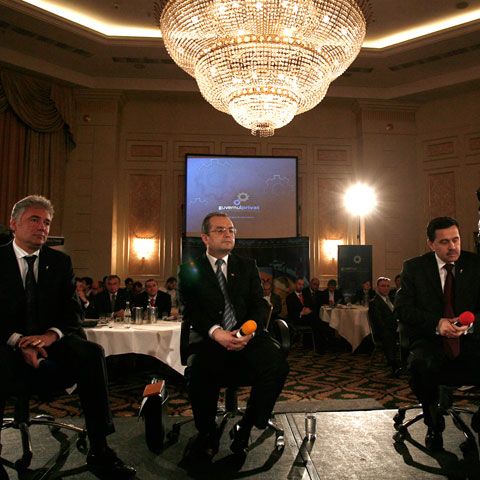 8 milioane de euro - averea miniştrilor din Guvernul Boc, aflaţi în atenţia ANI
