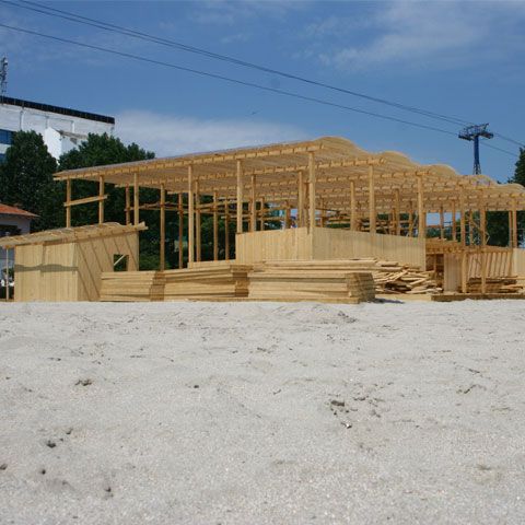 Guvernul a adoptat o OUG care interzice ridicarea unor construcţii noi pe plajă pe durata sezonului 