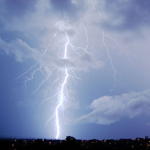 Patru persoane au fost lovite de un fulger în Mogoşoaia, lângă Bucureşti 