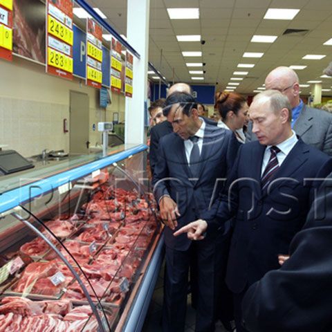 Putin a ordonat conducerii unui lanţ de supermarketuri să reducă preţurile