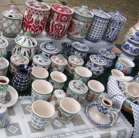 Peste o sută de meşteri participă la târgul de ceramică "Cucuteni 5000" de la Iaşi