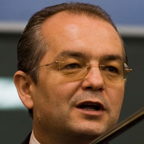 Emil Boc: Salariile din grila unică nu scad, vor creşte, dar în ritmuri diferite