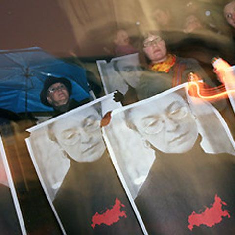 Familia Annei Politkovskaia critică anularea verdictului de achitare a celor trei suspecţi