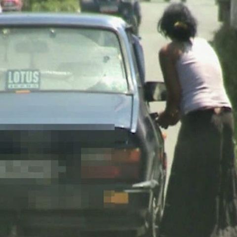 Doi tineri din Buzău au fost filmaţi de poliţişti când furau din două maşini 