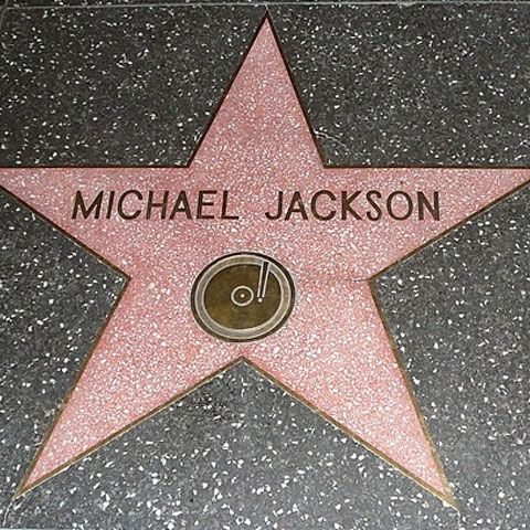 Michael Jackson a murit. Web-ul a stat şi el în loc o clipă