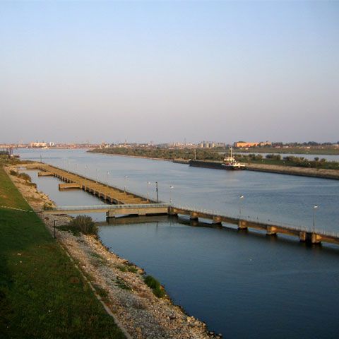 Pată de motorină de 1.000 mp pe Dunăre, la Galaţi