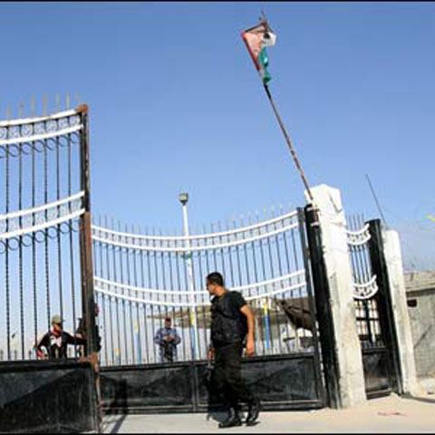 MAE atrage atenţia românilor din Fâşia Gaza că trecerea spre Egipt se face prin Rafah