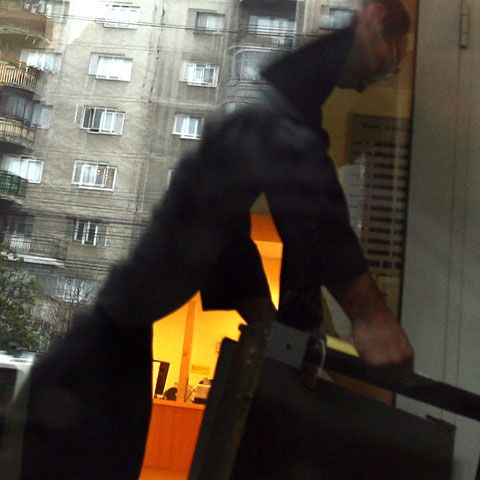 Patru persoane au încercat să fure un bancomat din Sectorul 2