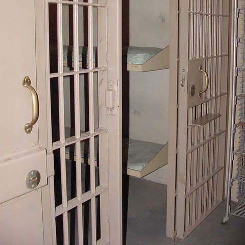 Fiul poliţistului craiovean care a împuşcat o tânără în cap are interdicţie de a părăsi localitatea