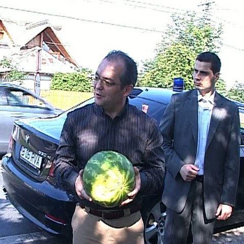 Boc a cumpărat roşii, pepeni şi cireşe de la ţăranii care vindeau pe marginea drumului 