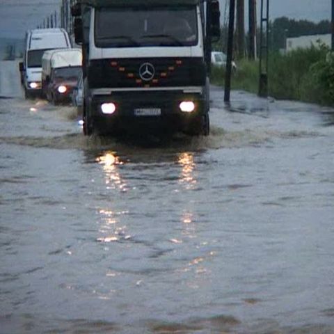 Peste 100 de gospodării din judeţul Maramureş au fost inundate 