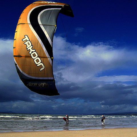 Pe plaja de la Mamaia, turiştii  se pot înscrie la Şcoala de Kite