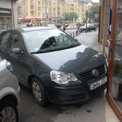 O şoferiţă a luat "ostatici" clienţii unei bănci, timp de o oră, cu o parcare "ca la carte"!  - VEZI VIDEO