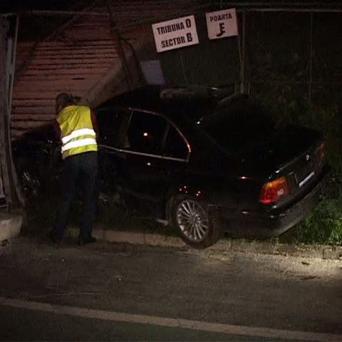 O tânără a intrat cu maşina în tribuna oficială a stadionului Dan Păltinişanu din Timişoara