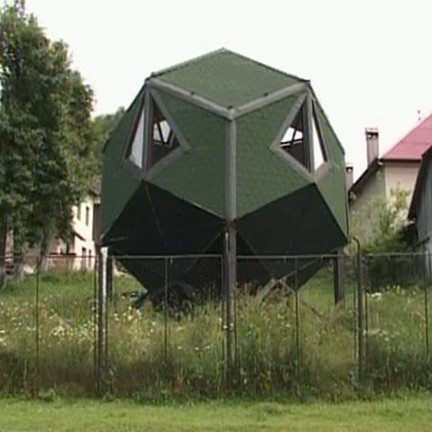 Un român a inventat casa pe care o poţi lua după tine