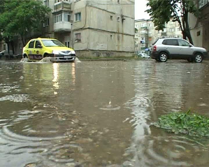 Ploi torenţiale, grindină şi inundaţii în mai multe zone din ţară