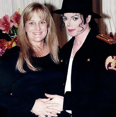 Debbie Rowe îşi poate vedea copiii, dacă doreşte