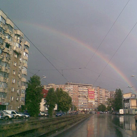 După o ploaie torenţială, în Bucureşti a apărut curcubeul