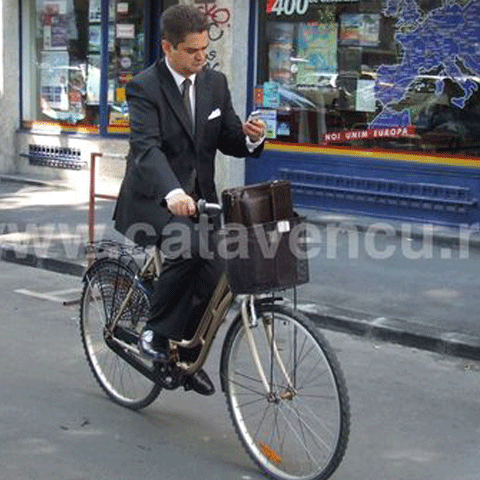 Ministrul Paleologu, fotografiat în timp ce se deplasa cu bicicleta pe străzile Capitalei