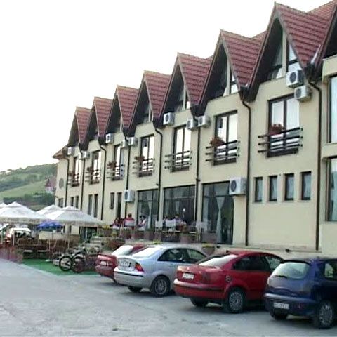 Pe cărările munţilor din Huneodara se găsesc nenumărate pensiuni 