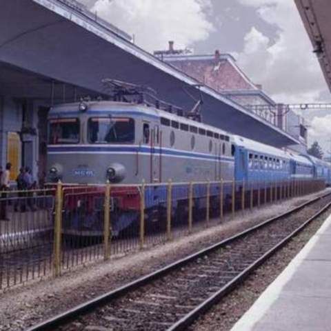 Mecanicii de locomotivă din şase judeţe au pichetat Prefectura Braşov