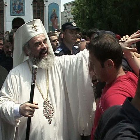 1.000 de enoriaşi s-au îmbrâncit, la Ploieşti, în încercarea de a-l atinge pe Patriarh Daniel