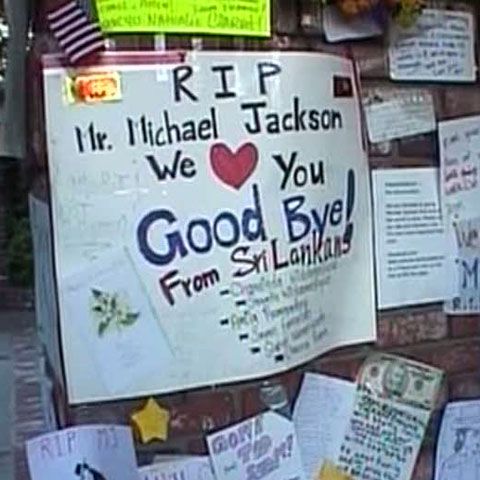 Zeci de mii de oameni au venit în ultimele zile la reşedinţa Jackson 