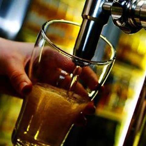 Românii consumă, anual, cu 33 de litri de bere mai mult decât apă