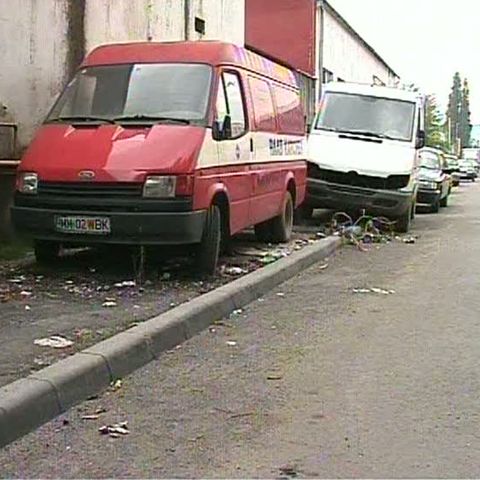 Autorităţile au soluţia pentru o asfaltare fără probleme: toarnă asfaltul pe lângă maşini