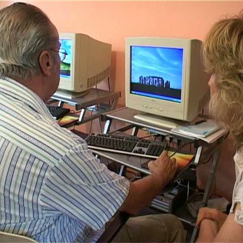 Pensionarii din Mureş iau lecţii de Messenger pentru a vorbi cu cei plecaţi din ţară