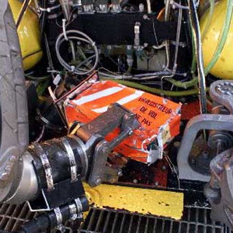 Una dintre cutiile negre ale avionului care s-a prăbuşit în Comore a fost reperată