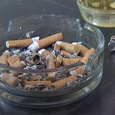 Grecia a interzis oficial fumatul în locurile publice