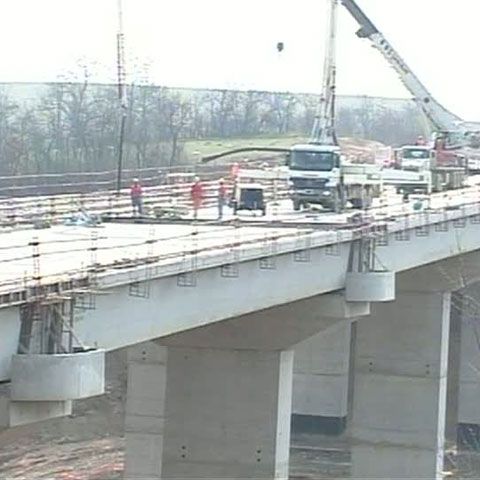 Adrian Năstase a vizitat Autostrada Transilvania: Drumurile acestea sunt absolut impracticabile