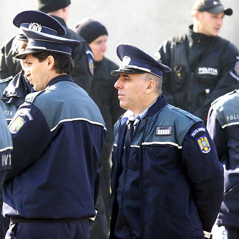 Poliţiştii prahoveni arestaţi pentru fapte de corupţie au fost suspendaţi din funcţii