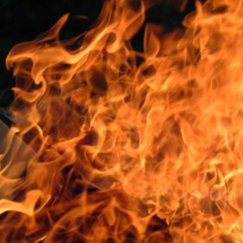 Un incendiu puternic a izbucnit la un depozit de încălţăminte din Popeşti Leordeni