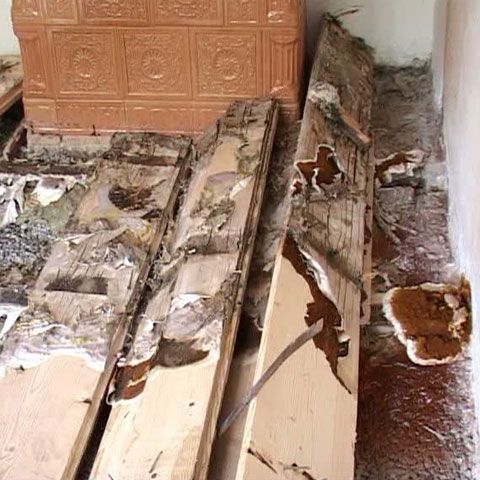 Măicuţele de la Mănăstirea Agapia susţin că s-au îmbolnăvit după ce constructorul care le-a reabilitat chiliile nu ar fi tratat lemnul