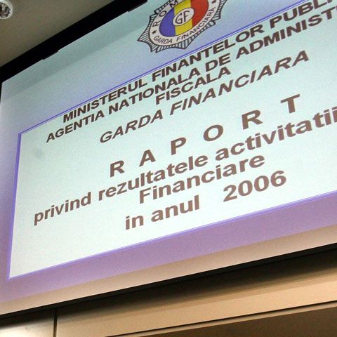 Trei comisari ai Gărzii Financiare - Comisariatul General au fost trimişi în judecată joi de procurorii anticorupţie