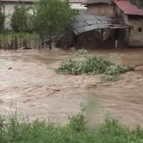 Zeci de case din comuna Călăţele, judeţul Cluj, au fost inundate 