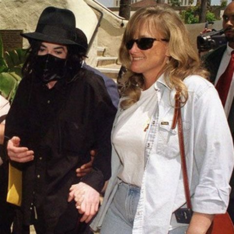 Debbie Rowe declară că va cere custodia a doi dintre copiii lui Michael