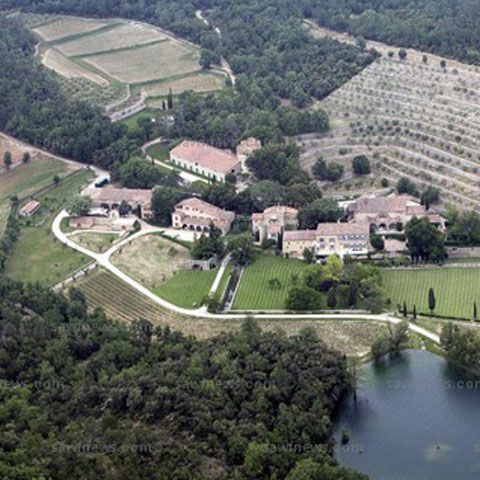 Angelina Jolie şi Brad Pitt locuiesc în prima comună bio a Franţei