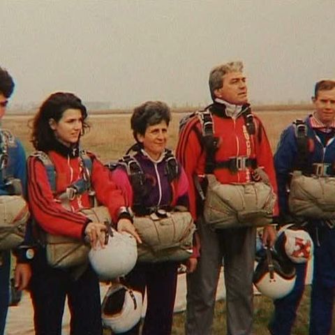 Tatăl pilotului decedat a fost instructor de zbor, mama instructor de paraşutism 