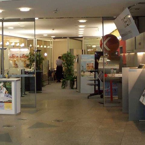 O fetiţă a murit după ce un panou publicitar dintr-o bancă a căzut pe ea