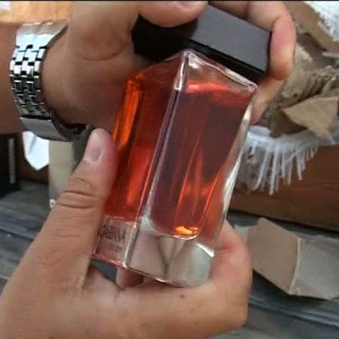Aproape 38 de tone de parfurmuri susceptibile a fi contrafăcute, reţinute la Vama Vărşand